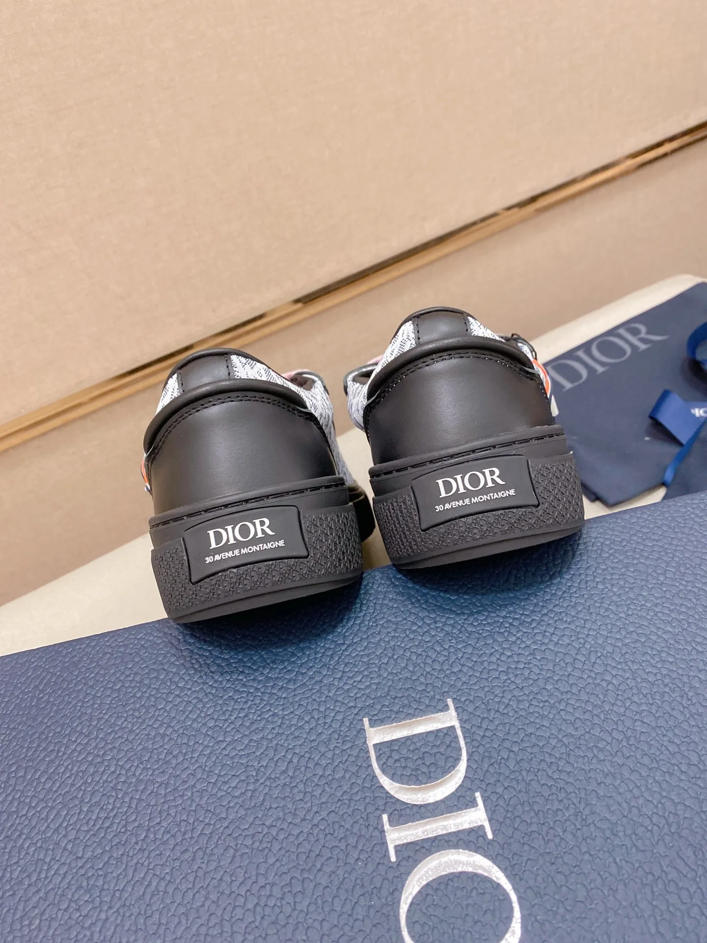 Factory price: 300 Men's shoes 💰[Dior·Dior] Top 🔍Couple style 💏🔍New casual sports style couple shoes, new four-season design, perfect workmanship, lace-up lazy style to create cabinet quality, upper: imported first-layer cowhide, sheepskin lining is soft and comfortable, ultra-light TPU wear-resistant outsole, simple, versatile fashion men's shoes, excellent color code number 35--44